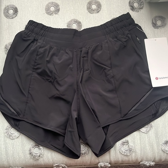 Lululemon Hotty Hot Low Rise Lined Shorte 4” NWT Black, Size 6 & 10 - Picture 2 of 8